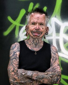 rolf-buchholz-in-front-of-grafitti.jpg